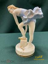 Фарфоровая статуэтка "Балерина в голубом платье надевает пуанты" СССР Дулево.