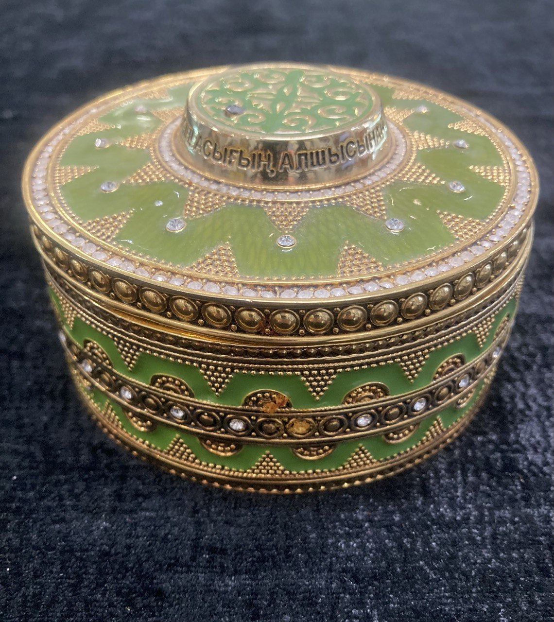 Шкатулка круглая, эмаль, стразы.  d 10 см.