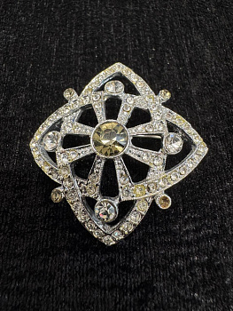 Брошка со  стразами. Бижутерия. 