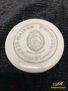 Фарфоровая крышка от баночки для парфюмерии или косметики. Бренд : MAISON Dorin Paris. 1890 год.