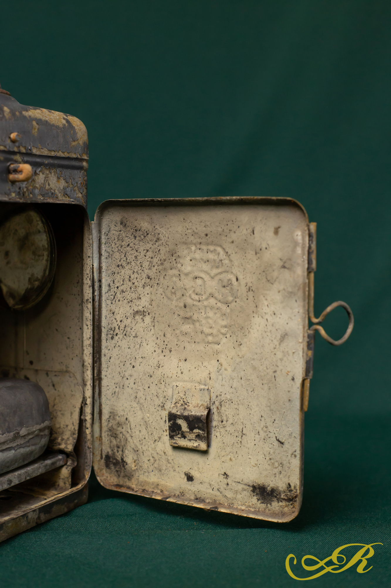 Фонарь керосиновый  железнодорожный , высота 41см, основание 12Х9.5см,состояние на фото.