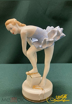 Фарфоровая статуэтка "Балерина в голубом платье надевает пуанты" СССР Дулево.