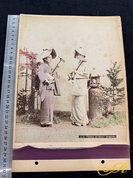 Японская раскрашенная фотография «Уличные певицы» (Torioi / Street Singer) Япония, период Мэйдзи, конец XIX — начало XX века