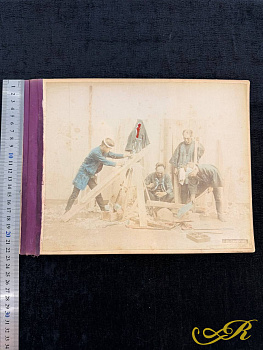 Японская раскрашенная фотография «Плотники» (Carpenters)  Япония, период Мэйдзи, конец XIX – начало XX века 