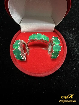 Серебряный комплект: серьги и кольцо. Серебро 925 пр. Камень - хризопраз. Вес - 9,65 гр.