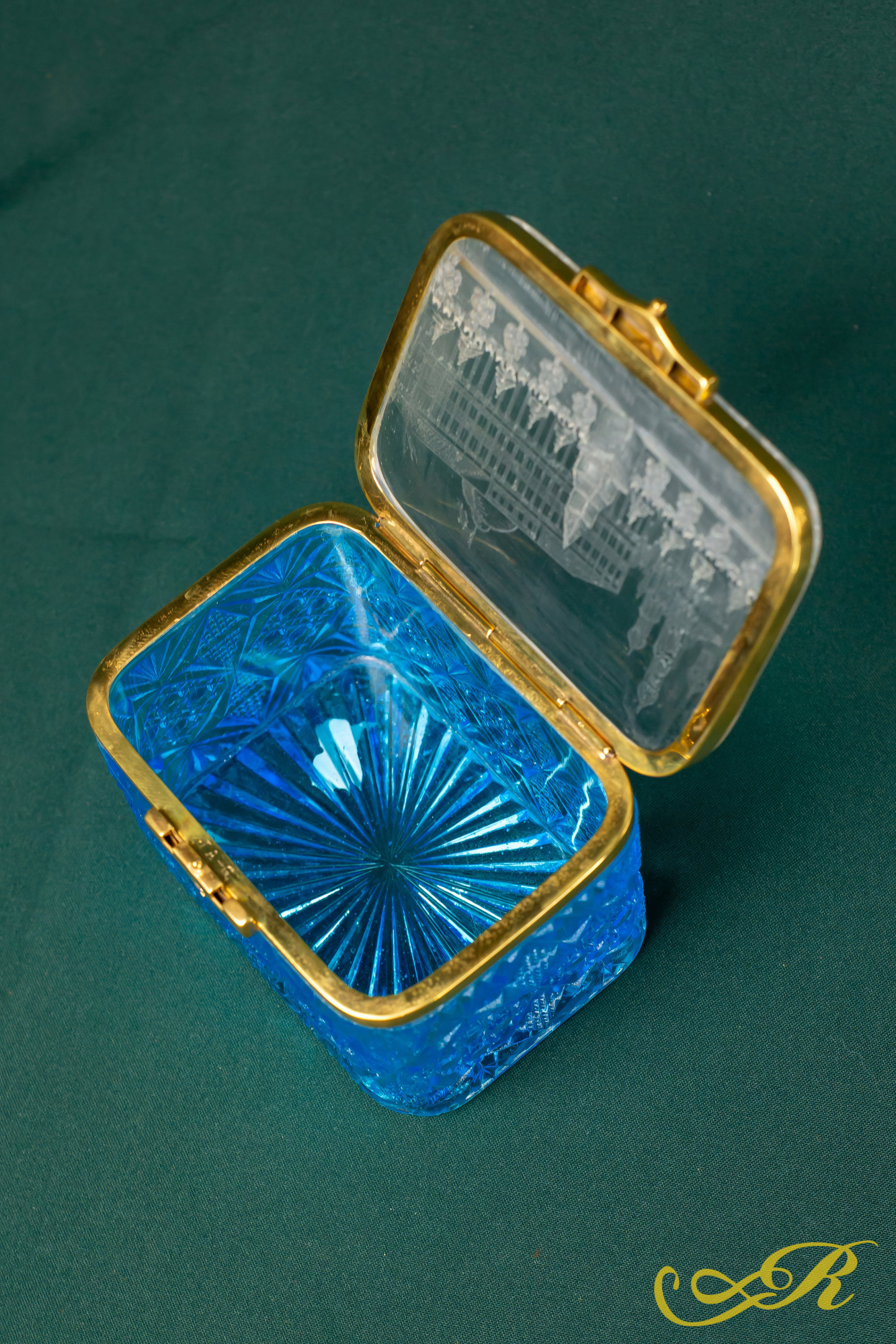 Чайная шкатулка XIXв.  Царская Россия. Голубое купоросное стекло, с замком. 