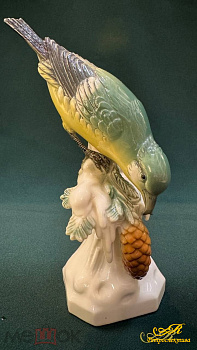 Фарфоровая статуэтка " Клест с шишкой " Германия, клеймо Volkstedter. Состояние отличное.