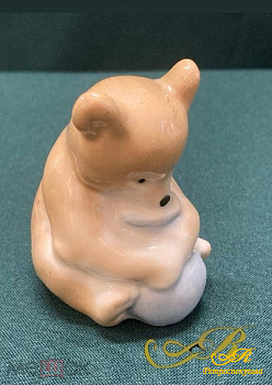Фарфоровая фигурка " Медвежонок с медом" ЛФЗИ 1950 - 1960 г.г.