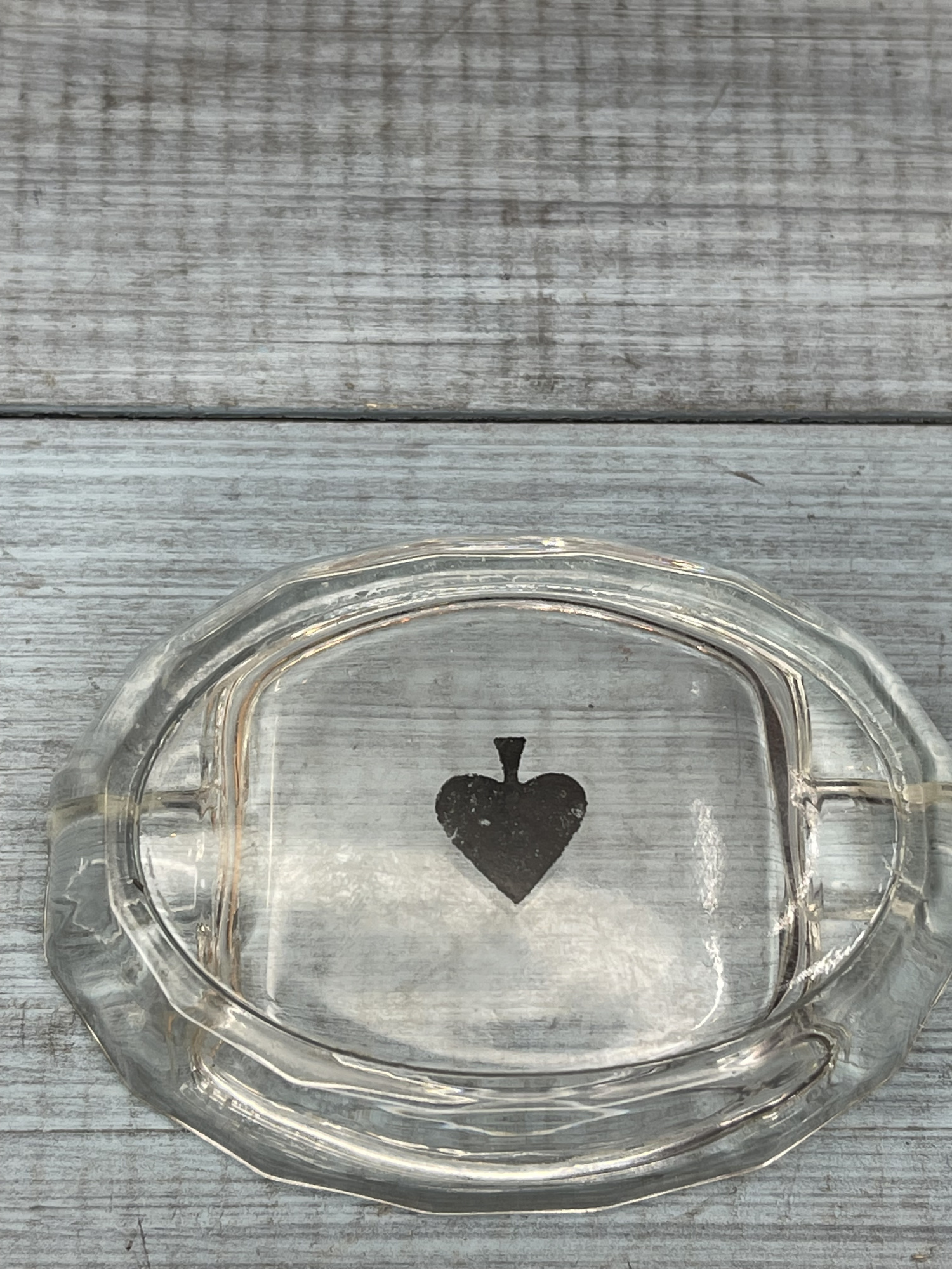 Старинная пепельница с изображением карточной масти "пики"