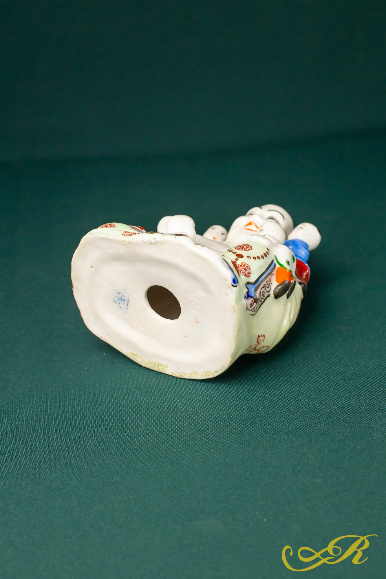 Фарфоровая статуэтка "Будда-Хотей с детьми" середина XX в. 