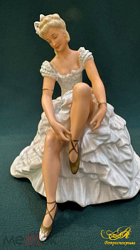 Фарфоровая статуэтка "Балерина поправляет пуанты." Германия. Schaubach Kunst. Шайбах Кунст.