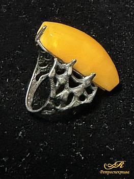 Серебряное кольцо с натуральным янтарем. СССР. 875 пр. 5 гр.
